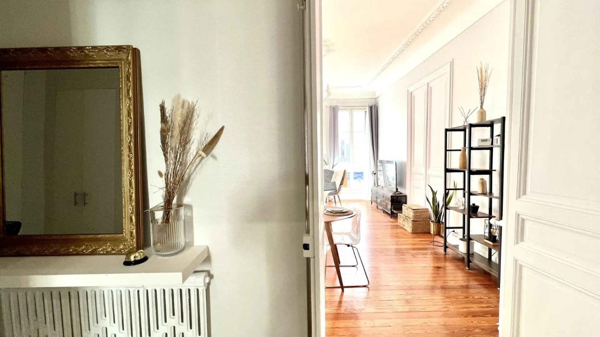 Superbe Appartement De 105 M2, Hyper Centre Avec Terrasse, Parking, A 5 Min De La Mer Nice