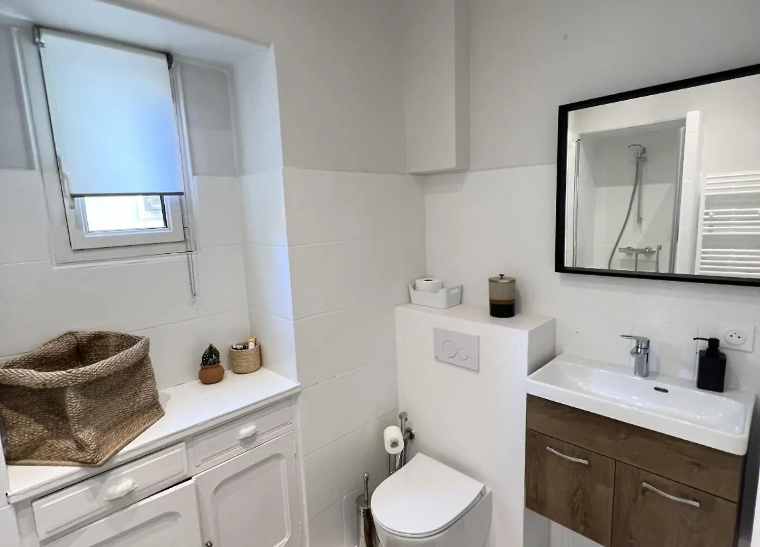 Superbe Appartement De 105 M2, Hyper Centre Avec Terrasse, Parking, A 5 Min De La Mer Nice France