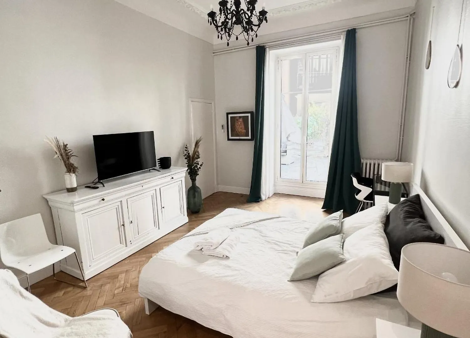Superbe Appartement De 105 M2, Hyper Centre Avec Terrasse, Parking, A 5 Min De La Mer Nice